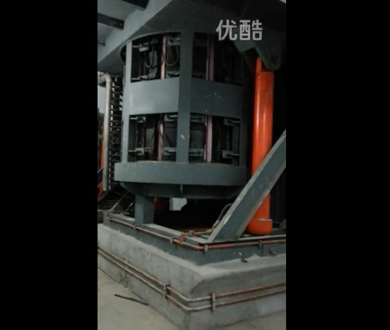 On site video of medium frequency furnace smelting